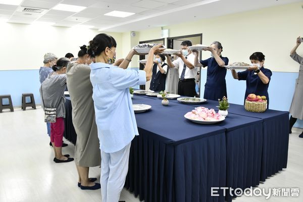 ▲斗六慈濟醫院七月吉祥祈福會由靜思精舍常住師父帶領大眾一起禮敬諸佛。（圖／記者蔡佩旻翻攝）