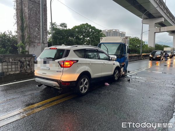 ▲北市南港區對撞車禍，小客車車頭全爛。（圖／記者黃彥傑翻攝）