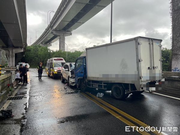 ▲北市南港區對撞車禍，小客車車頭全爛。（圖／記者黃彥傑翻攝）