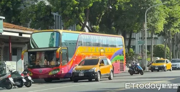 ▲市區遊覽車臨停違規頻傳。（圖／記者楊漢聲翻攝）