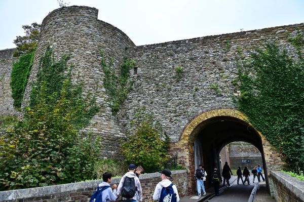 ▲▼要說英國知名城堡，屹立在英國東南岸多佛的多佛城堡（Dover Castle）一定名列其中，這邊自古以來就是鎮守多佛海峽的要塞。（圖／部落客Travel with Leo授權提供，勿擅自翻攝）