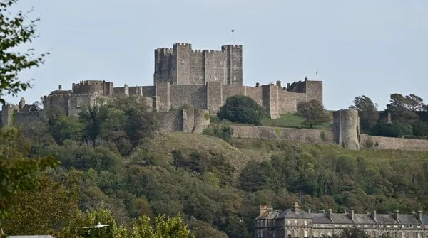 ▲▼要說英國知名城堡，屹立在英國東南岸多佛的多佛城堡（Dover Castle）一定名列其中，這邊自古以來就是鎮守多佛海峽的要塞。（圖／部落客Travel with Leo授權提供，勿擅自翻攝）