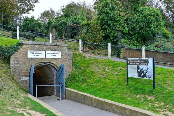 ▲▼要說英國知名城堡，屹立在英國東南岸多佛的多佛城堡（Dover Castle）一定名列其中，這邊自古以來就是鎮守多佛海峽的要塞。（圖／部落客Travel with Leo授權提供，勿擅自翻攝）