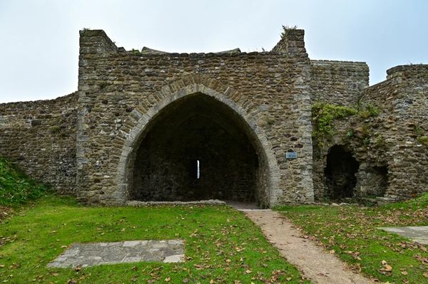 ▲▼要說英國知名城堡，屹立在英國東南岸多佛的多佛城堡（Dover Castle）一定名列其中，這邊自古以來就是鎮守多佛海峽的要塞。（圖／部落客Travel with Leo授權提供，勿擅自翻攝）