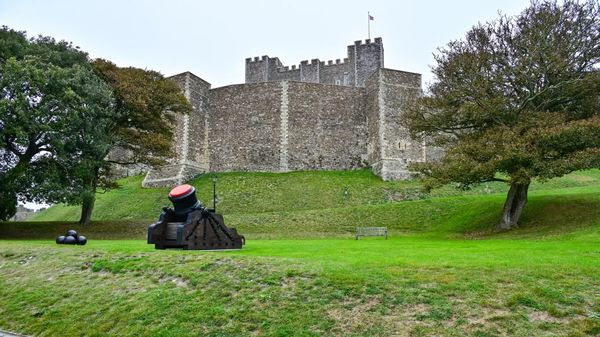 ▲▼要說英國知名城堡，屹立在英國東南岸多佛的多佛城堡（Dover Castle）一定名列其中，這邊自古以來就是鎮守多佛海峽的要塞。（圖／部落客Travel with Leo授權提供，勿擅自翻攝）