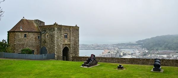 ▲▼要說英國知名城堡，屹立在英國東南岸多佛的多佛城堡（Dover Castle）一定名列其中，這邊自古以來就是鎮守多佛海峽的要塞。（圖／部落客Travel with Leo授權提供，勿擅自翻攝）