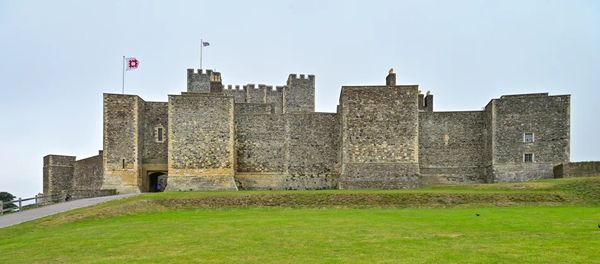 ▲▼要說英國知名城堡，屹立在英國東南岸多佛的多佛城堡（Dover Castle）一定名列其中，這邊自古以來就是鎮守多佛海峽的要塞。（圖／部落客Travel with Leo授權提供，勿擅自翻攝）