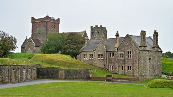 ▲▼要說英國知名城堡，屹立在英國東南岸多佛的多佛城堡（Dover Castle）一定名列其中，這邊自古以來就是鎮守多佛海峽的要塞。（圖／部落客Travel with Leo授權提供，勿擅自翻攝）