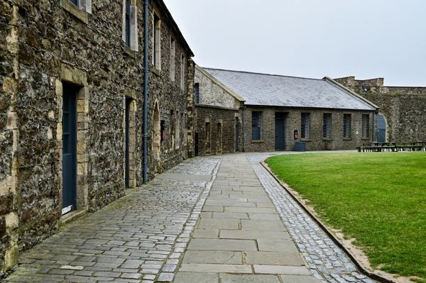 ▲▼要說英國知名城堡，屹立在英國東南岸多佛的多佛城堡（Dover Castle）一定名列其中，這邊自古以來就是鎮守多佛海峽的要塞。（圖／部落客Travel with Leo授權提供，勿擅自翻攝）