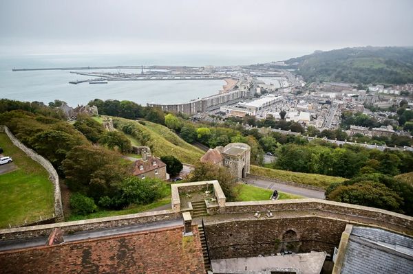 ▲▼要說英國知名城堡，屹立在英國東南岸多佛的多佛城堡（Dover Castle）一定名列其中，這邊自古以來就是鎮守多佛海峽的要塞。（圖／部落客Travel with Leo授權提供，勿擅自翻攝）