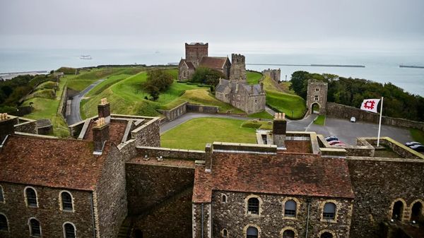 ▲▼要說英國知名城堡，屹立在英國東南岸多佛的多佛城堡（Dover Castle）一定名列其中，這邊自古以來就是鎮守多佛海峽的要塞。（圖／部落客Travel with Leo授權提供，勿擅自翻攝）