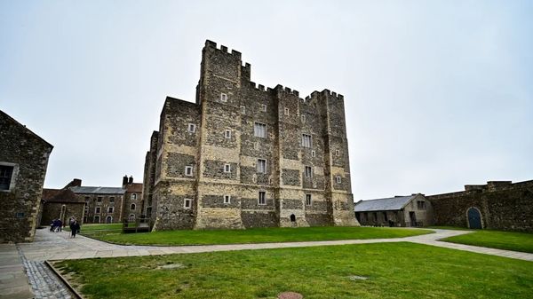 ▲▼要說英國知名城堡，屹立在英國東南岸多佛的多佛城堡（Dover Castle）一定名列其中，這邊自古以來就是鎮守多佛海峽的要塞。（圖／部落客Travel with Leo授權提供，勿擅自翻攝）