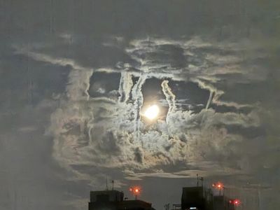 天有異相？深夜「4雲龍月前衝天」奇景曝光　目擊者：好特別