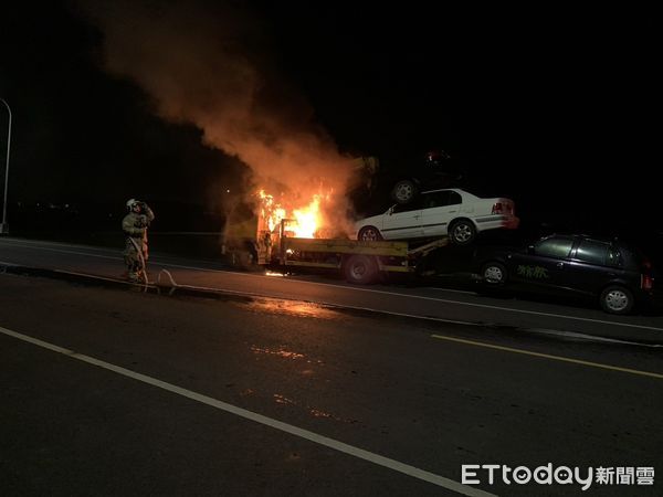 ▲台南市後壁區14日晚上8時4分許發生1起火燒車事件，1部資源回收車行駛中，突車頭後方冒煙起火，消防人員迅速撲滅。（圖／民眾提供，下同）