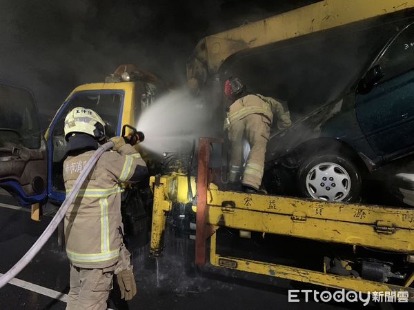 ▲台南市後壁區14日晚上8時4分許發生1起火燒車事件，1部資源回收車行駛中，突車頭後方冒煙起火，消防人員迅速撲滅。（圖／民眾提供，下同）