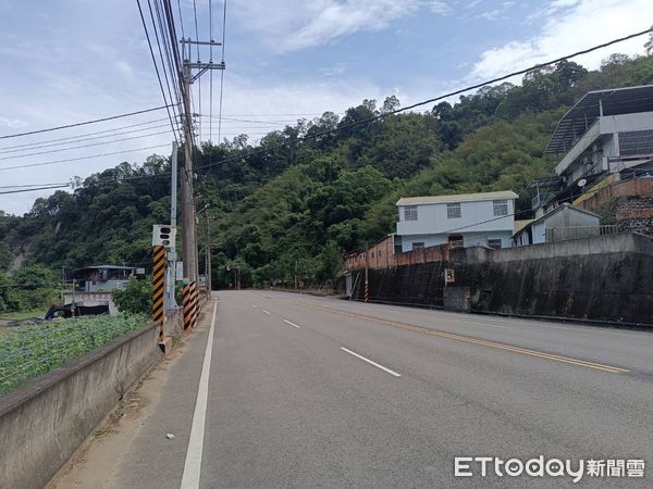 ▲汽車和機車規避測速照相桿，結果因特徵明顯被警方識破開罰。（圖／記者楊永盛翻攝）