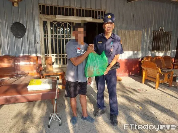 ▲內埔警分局泰武所所長黃文祺致贈民生物質給鍾男             。（圖／記者陳崑福翻攝）