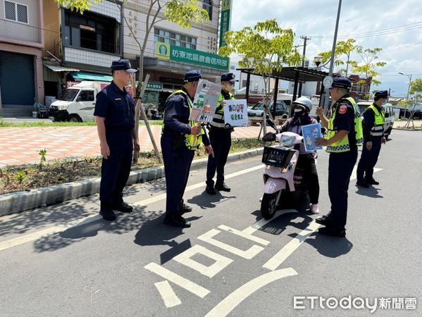 ▲枋寮警分局長林俊雄到無號誌路口查看並進行宣導            。（圖／記者陳崑福翻攝）