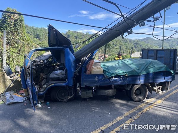 ▲貨車不慎撞斷電桿，造成魚池鄉431戶停電。（圖／記者高堂堯翻攝，下同）