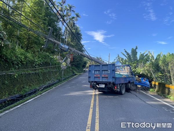 ▲貨車不慎撞斷電桿，造成魚池鄉431戶停電。（圖／記者高堂堯翻攝）