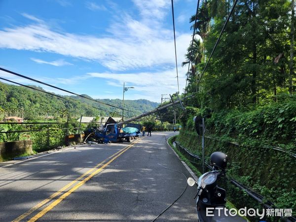 ▲貨車不慎撞斷電桿，造成魚池鄉431戶停電。（圖／記者高堂堯翻攝）