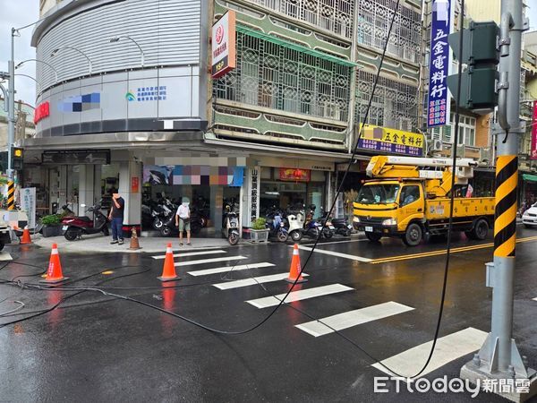 ▲▼大貨車出包了！車身違規超高「扯斷網路線」，現場慘況曝。（圖／記者賴文萱翻攝）