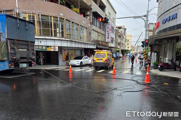 ▲▼大貨車出包了！車身違規超高「扯斷網路線」，現場慘況曝。（圖／記者賴文萱翻攝）