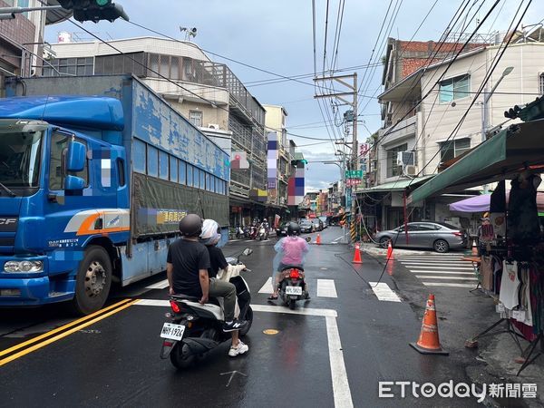 ▲▼大貨車出包了！車身違規超高「扯斷網路線」，現場慘況曝。（圖／記者賴文萱翻攝）