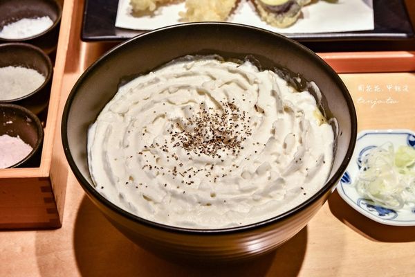 ▲▼酒彩蕎麥初代 東京超酷白色咖哩烏龍麵！。（圖／部落客周花花提供）