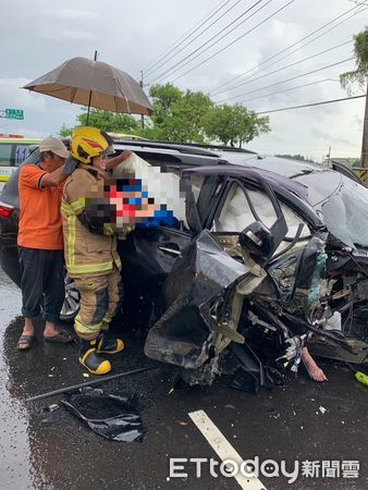 ▲台南市後壁區嘉苳里下笳苳，15日下午 3時11分許，傳出自小客車自撞護欄有人受傷受困，消防人員救出1大1小2人脫困送醫。（圖／民眾提供，下同）