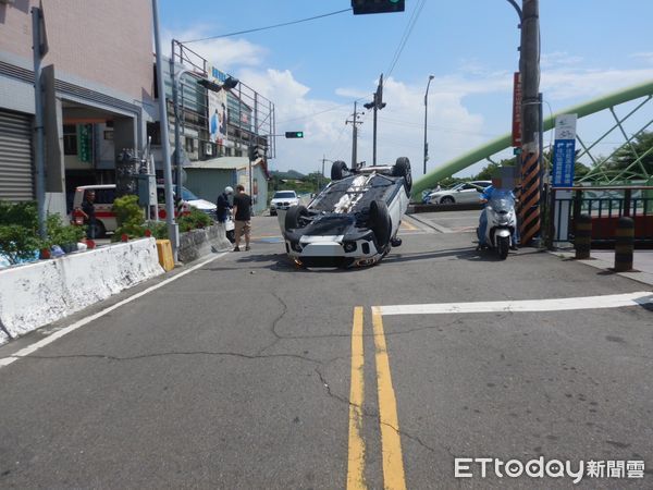 ▲▼一輛自小客車因為道路縮減一半，為了閃避對向車自撞翻覆。（圖／民眾提供，下同）