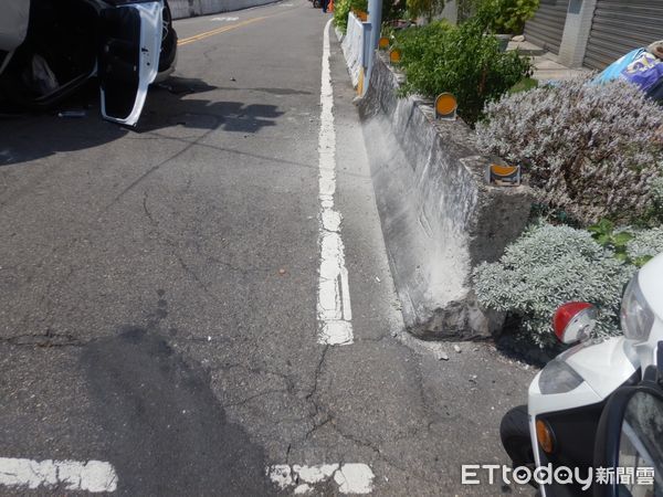 ▲▼一輛自小客車因為道路縮減一半，為了閃避對向車自撞翻覆。（圖／民眾提供，下同）