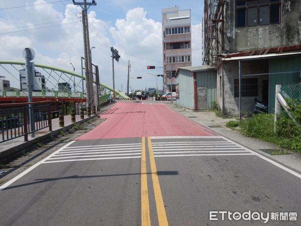 ▲▼一輛自小客車因為道路縮減一半，為了閃避對向車自撞翻覆。（圖／民眾提供，下同）