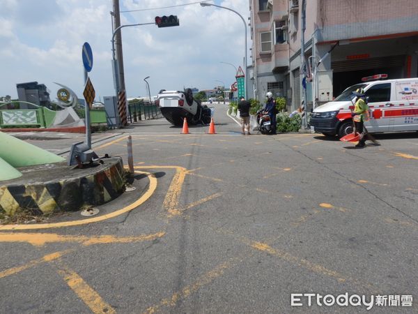 ▲▼一輛自小客車因為道路縮減一半，為了閃避對向車自撞翻覆。（圖／民眾提供，下同）