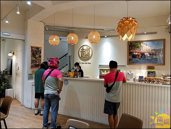 ▲▼越好吃越南料理大里店搬家後空間更寬敞更舒適又好停車，平價越式料理餐廳60元起還免服務費真的很超值。（圖／部落客商妮吃喝遊樂授權提供，勿擅自翻攝）