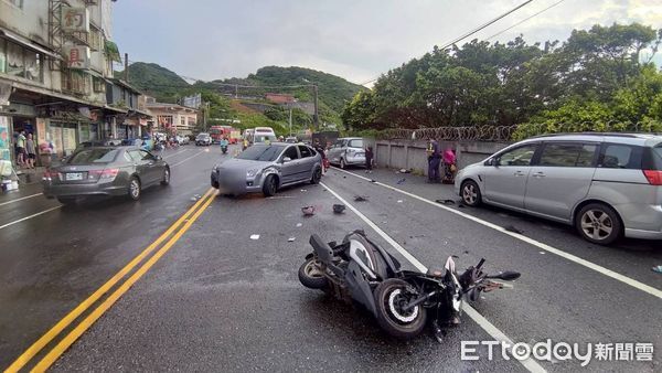 ▲瑞芳轎車大雨打滑衝對向。（圖／記者郭世賢翻攝）