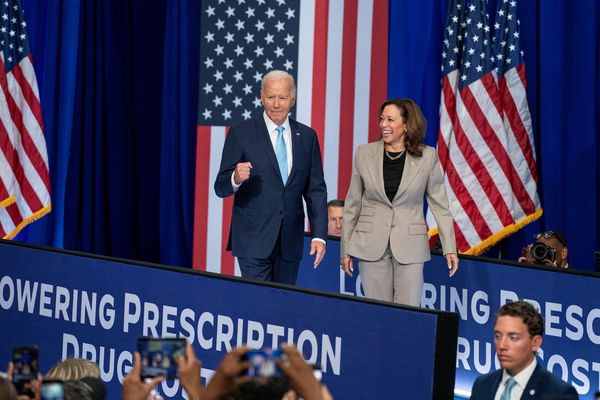 ▲▼好意思國副總統賀錦麗（Kamala Harris）接替現任總統拜登（Joe Biden）成為11月代表民主黨角逐總統大位的东说念主選後，兩东说念主15日首度聯合公開出头。（圖／路透）