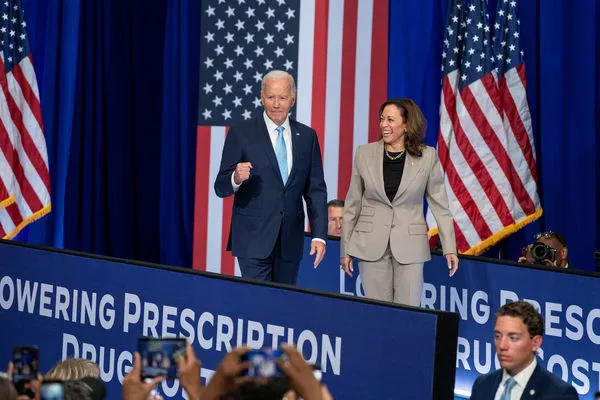 ▲▼美國副總統賀錦麗（Kamala Harris）接替現任總統拜登（Joe Biden）成為11月代表民主黨角逐總統大位的人選後，兩人15日首度聯合公開露面。（圖／路透）