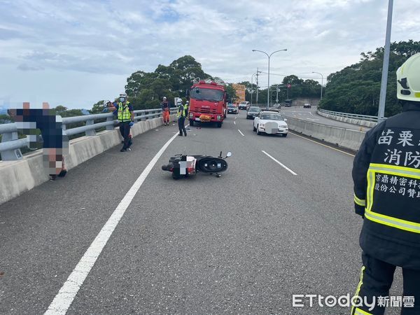 ▲男子自撞後疑似自殘再跳下邊坡身亡，護欄上留下大量血跡。（圖／記者楊永盛翻攝）