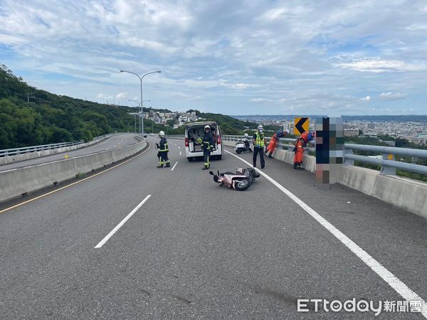 ▲男子自撞後疑似自殘再跳下邊坡身亡，護欄上留下大量血跡。（圖／記者楊永盛翻攝）