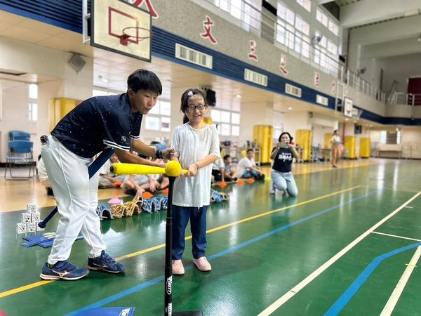 頂新和德文教基金會提供棒球課  助新生活促進會服務弱勢兒（圖／頂新和德文教基金會提供）