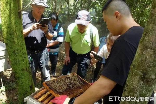 ▲講師介紹蜂巢內巢片密度應隨氣溫略微調整及減緩寒害方式。（圖／林業保育署南投分署提供）