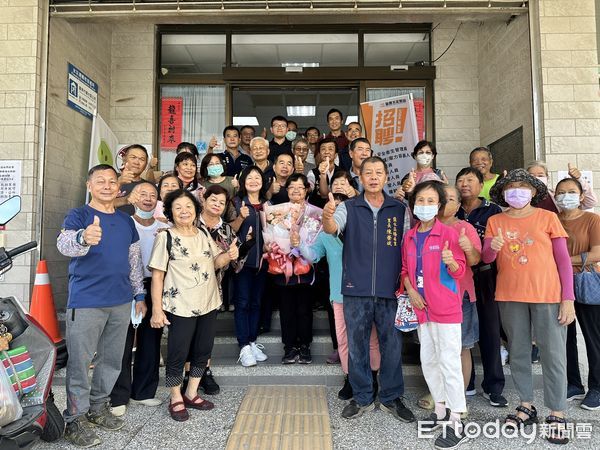 ▲台南市鹽水區13個里中的12位里長，16日前往鹽水區公所送花，為救災人員加油打氣，感謝對救災及災後復原的努力。（圖／記者林東良翻攝，下同）