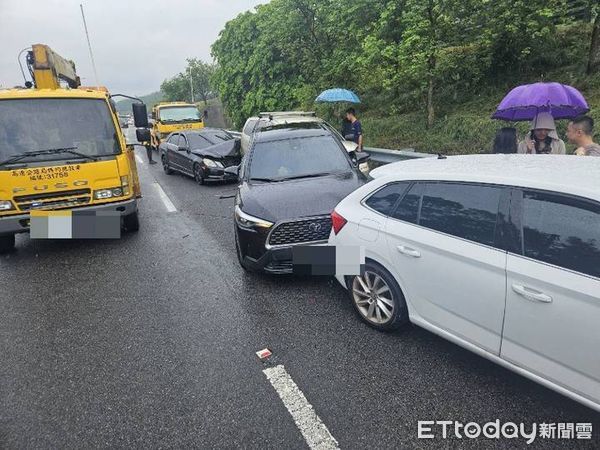 ▲國道三義段發生3起13車連環碰撞事故，造成2人挫傷，交通受阻1小時。（圖／記者楊永盛翻攝）