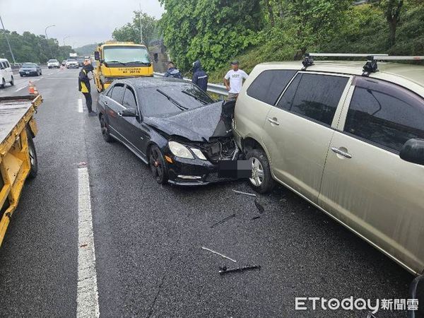 ▲國道三義段發生3起13車連環碰撞事故，造成2人挫傷，交通受阻1小時。（圖／記者楊永盛翻攝）