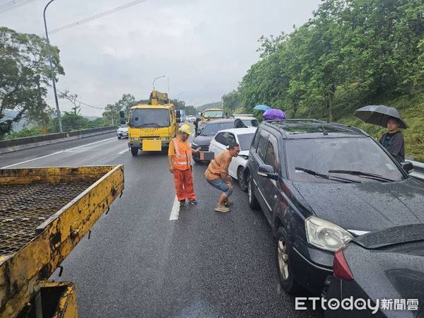 ▲國道三義段發生3起13車連環碰撞事故，造成2人挫傷，交通受阻1小時。（圖／記者楊永盛翻攝）