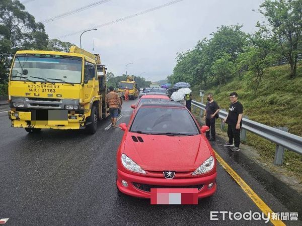 ▲國道三義段發生3起13車連環碰撞事故，造成2人挫傷，交通受阻1小時。（圖／記者楊永盛翻攝）