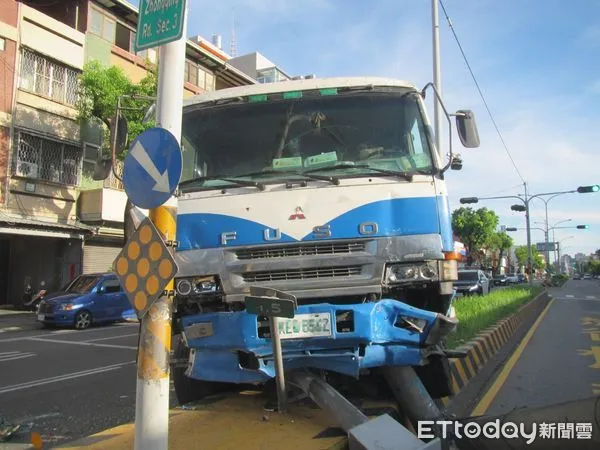 ▲▼1輛水泥壓送車懸掛偽造車牌1年多一路都平安，直到撞斷號誌桿才露餡。（圖／民眾提供，下同）