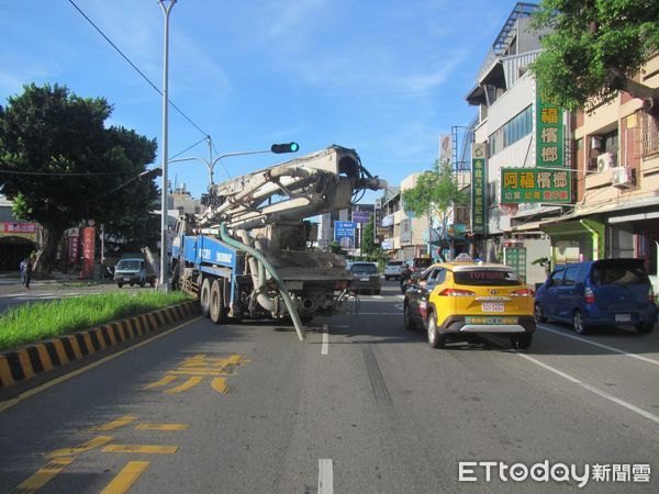 ▲▼1輛水泥壓送車懸掛偽造車牌1年多一路都平安，直到撞斷號誌桿才露餡。（圖／民眾提供，下同）