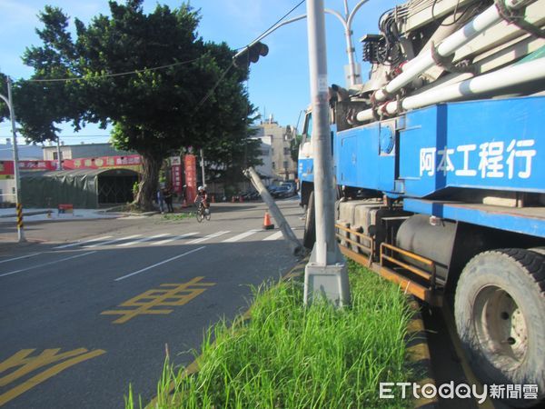 ▲▼1輛水泥壓送車懸掛偽造車牌1年多一路都平安，直到撞斷號誌桿才露餡。（圖／民眾提供，下同）